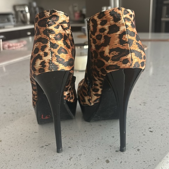 Dollhouse Cheetah Sexy Booties 8 1/2 - Picture 4 of 6